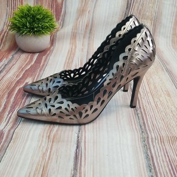 Charles by Charles David Silver Metallic Cut Out Scalloped Heels sz 7 - Picture 1 of 11